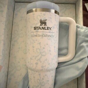 NEW NIB STANLEY LOVESHACKFANCY HOLIDAY QUENCHER 30 OZ COQUETTE BOW WINTER ICE